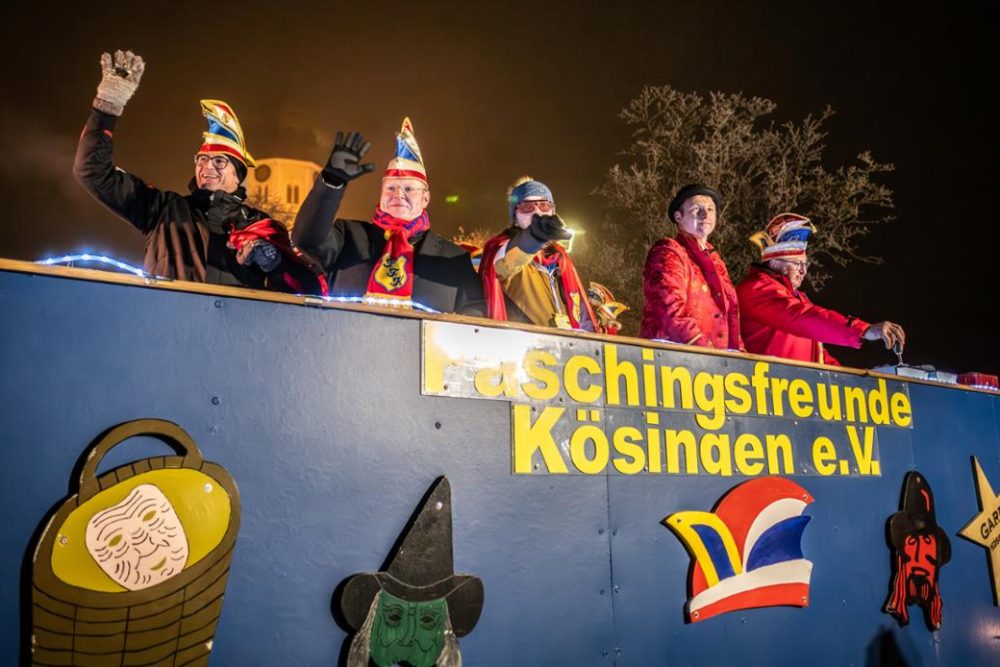 33582936-der-ehrenwagen-der-faschingsfreunde-koesingen-beim-nachtumzug-2024-OIBG.jpg